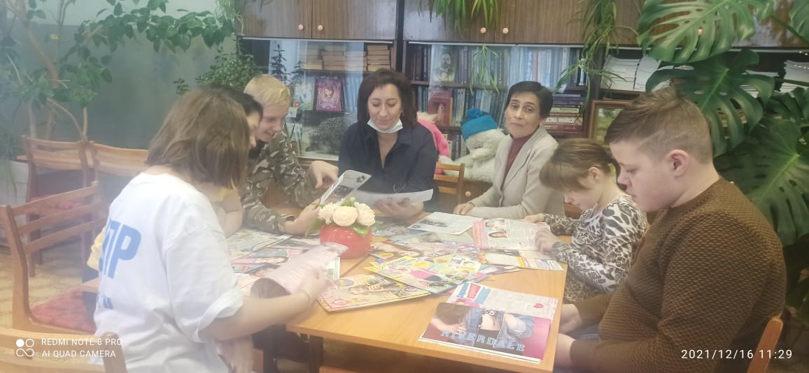 В читальном зале библиотеки №1 прошло итоговое мероприятие по результатам деятельности площадки «Лёгкое перо» с приглашением всех участников проекта и воспитателей Детского дома. 